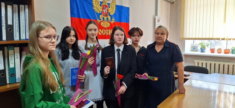 В преддверии 8 Марта юным жительницам Уссурийска вручили первые паспорта
